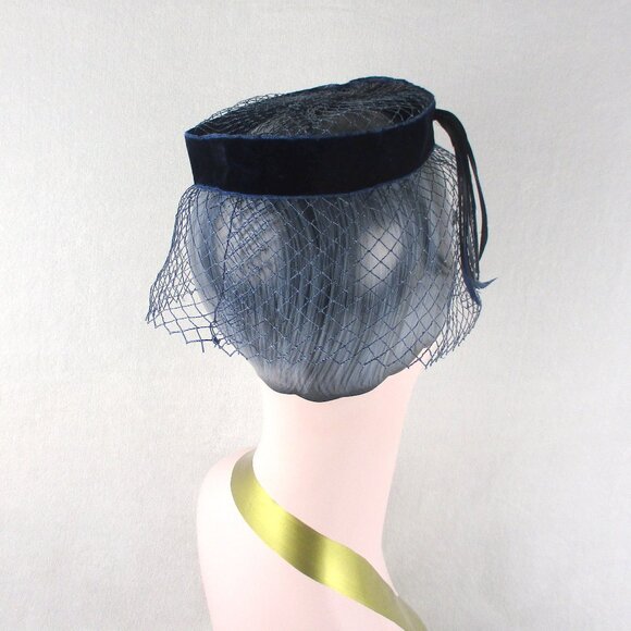 Birds Nest Hat Vintage 1960 Navy Blue Velvet Net and Feathers - Picture 3 of 3